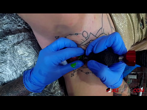 ❤️ Tsis tshua muaj tattooed hottie Sully Savage tau txais tattoo ntawm nws clitoris ️❌ Porn video ntawm hmn.dewporn.ru% ib